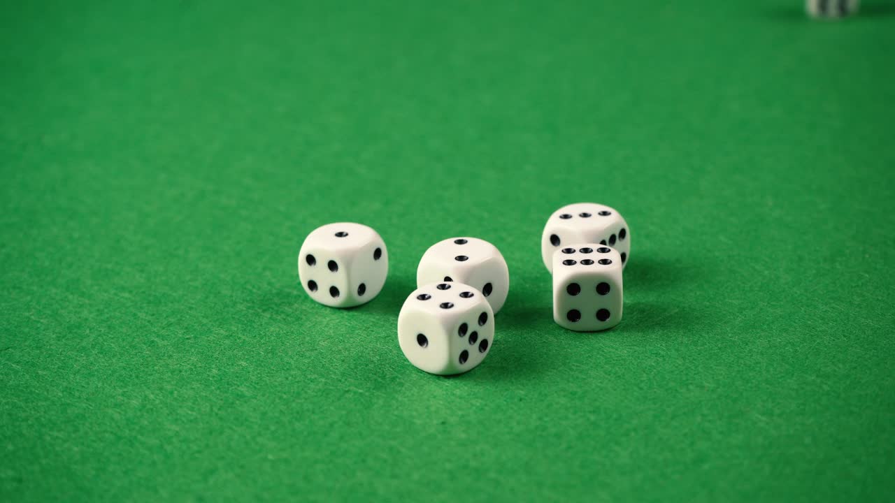 lanzar dados en una mesa de juego