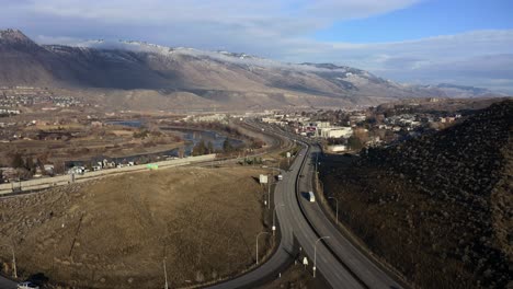 intersección de autopistas en kamloops: impresionantes vistas desde arriba