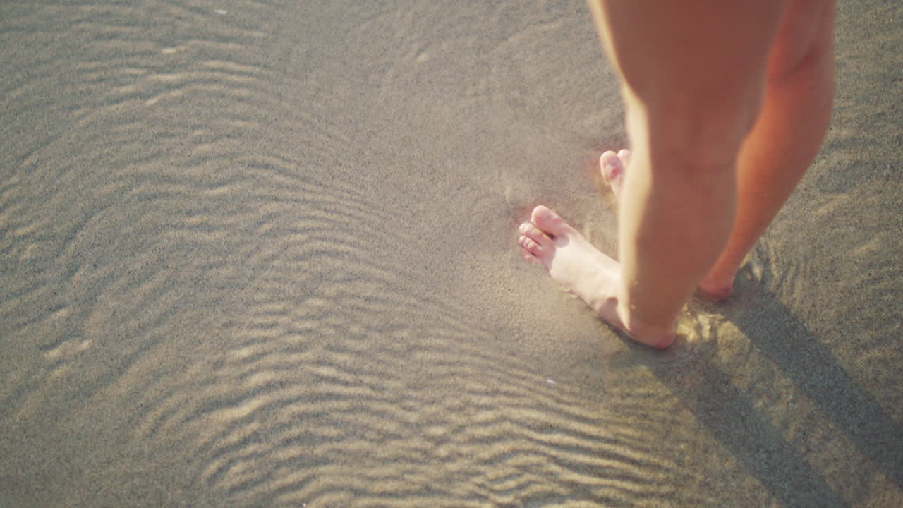 여자, 해변과 물에 발을 가지고 휴식을 취