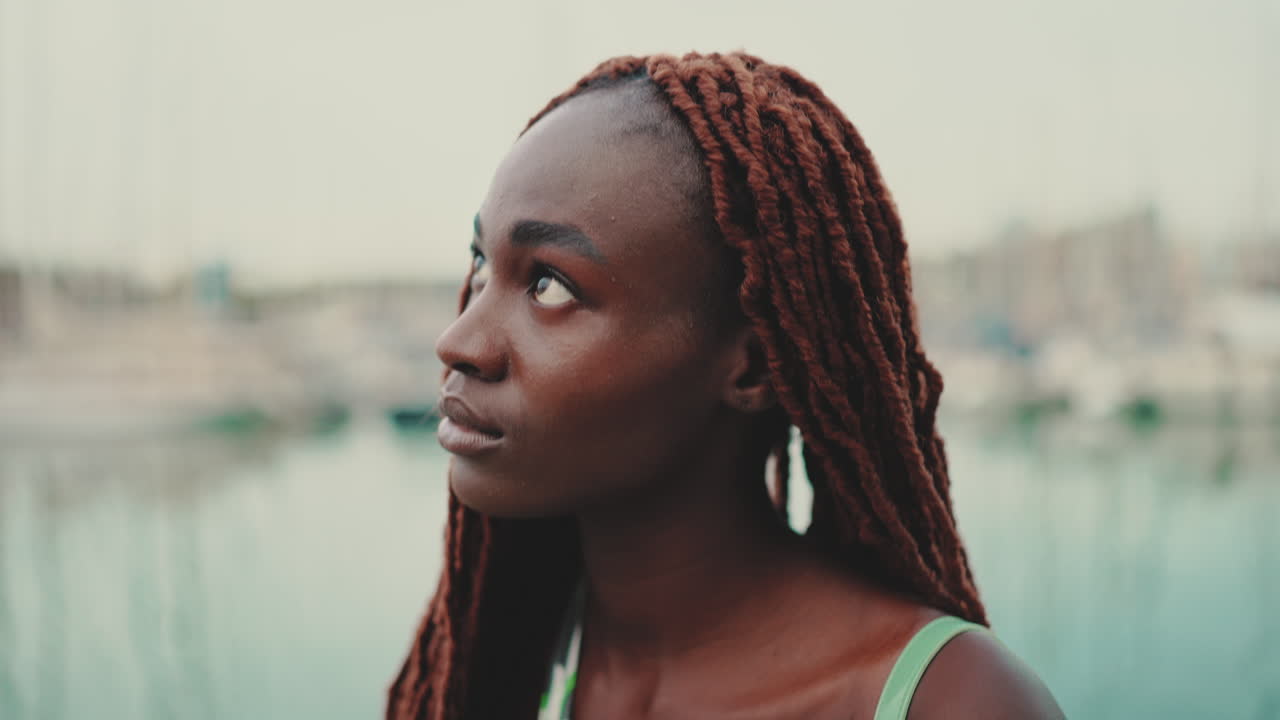 Ritratto di una bellissima donna afroamericana con locs