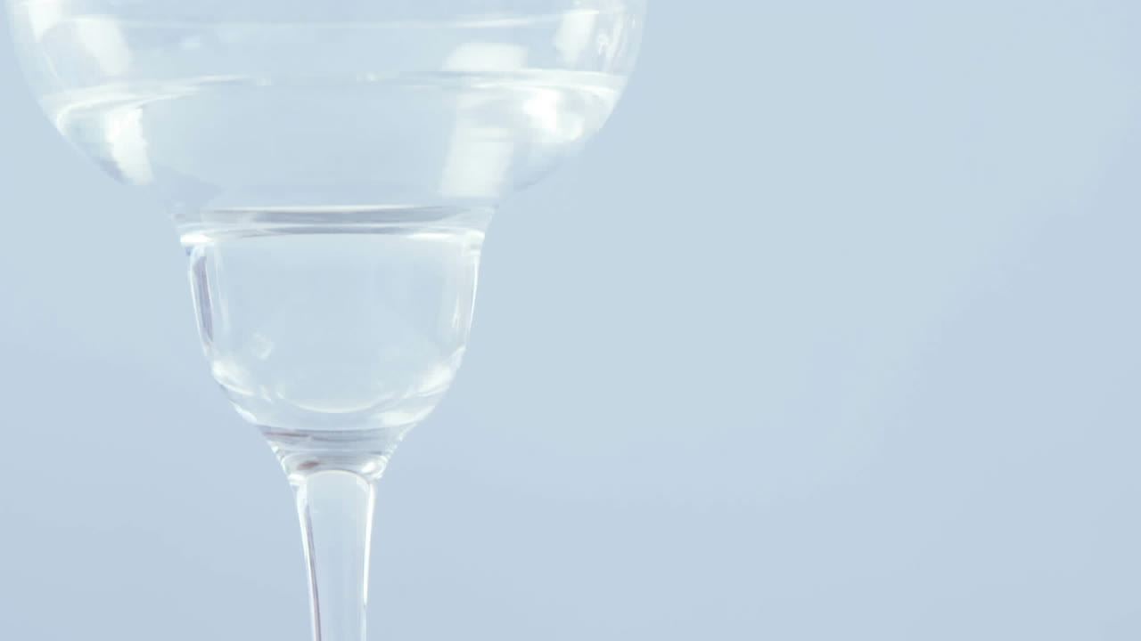 회색 배경 에 대한  ⁇ 테일 유리 의 클로즈업 위 에 있는 셰브론 패턴 디자인