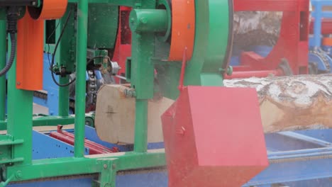 Work-of-the-sawmill-in-close-up.-Process-of-machining-logs-in-equipment-sawmill-machine-saw-saws-the-tree-trunk-on-the-plank-boards.