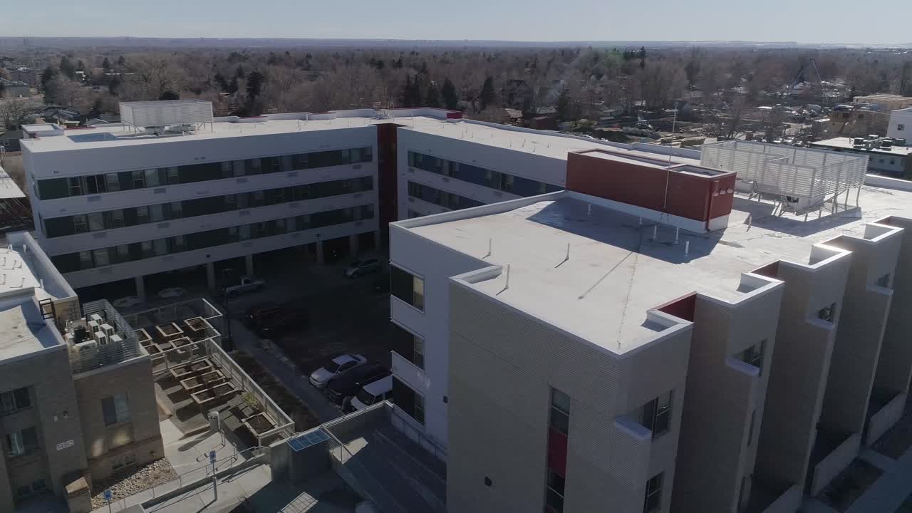 apartamentos de desarrollo urbano en el oeste de denver que muestran un jardín comunitario elevado