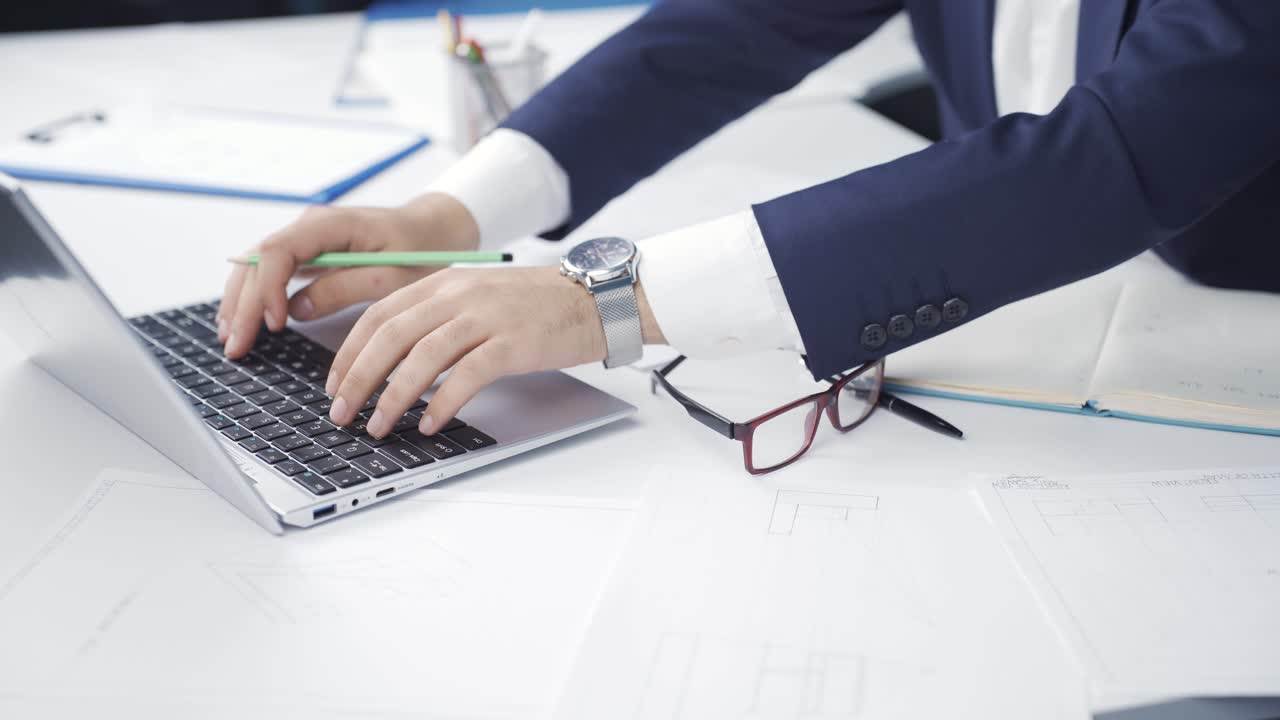 책상에서 일하는 비즈니스맨의 클로즈업.