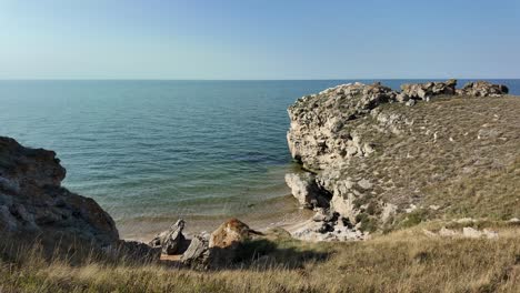 Ein-Felsiger-Strand-Auf-Der-Krim,-Russland,-Mit-Dem-Schwarzen-Meer-Im-Hintergrund