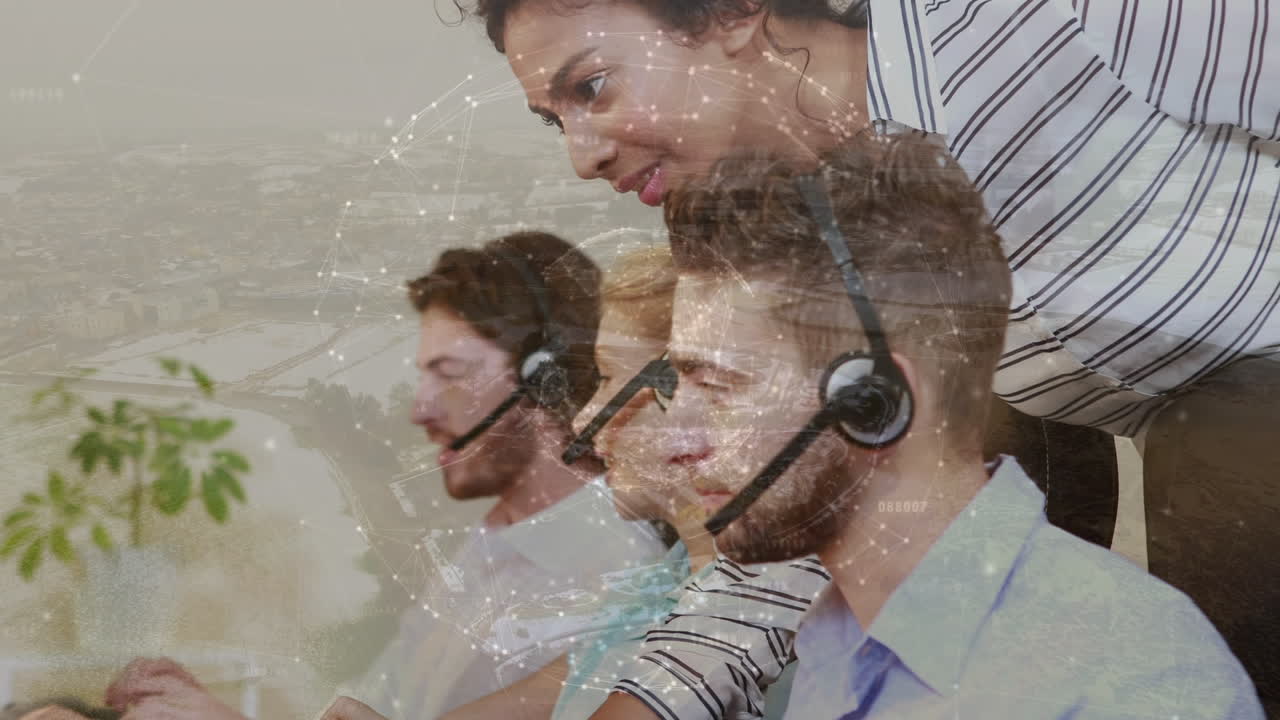 animación del globo sobre la gente de negocios usando auriculares de teléfono