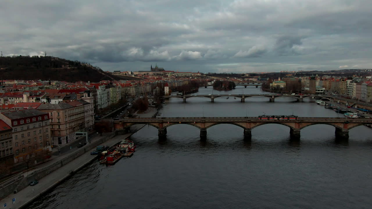 프라하의 블 타바 강을 통한 무인 항공기 비행은 다리를 닫습니다.