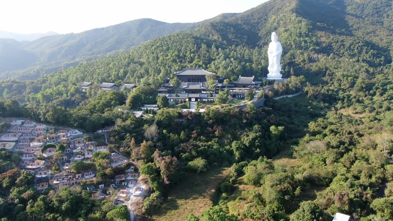 홍콩 tsz shan 수도원과 유명한 avalokitesvara guan yin 동상, 자비의 여신의 조감도