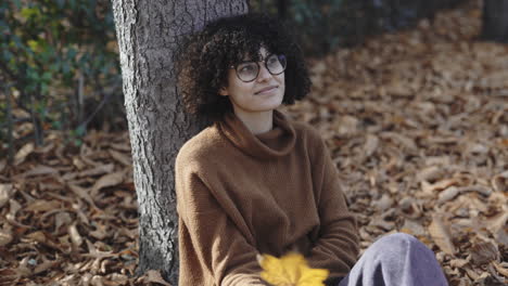 Tiempo-A-Solas-De-Calidad-En-La-Temporada-De-Otoño-Por-Modelo-De-Mujer-Negra