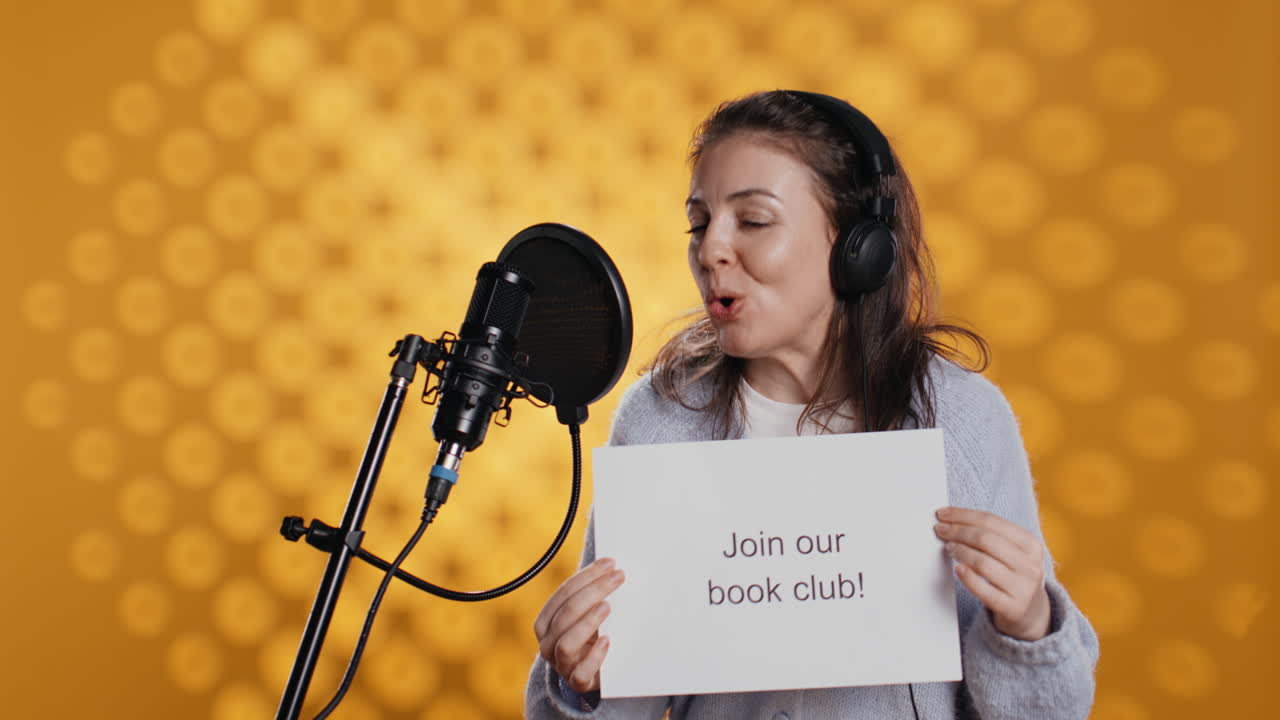 feliz creador de contenido que promueve la lectura y el día mundial del libro, fondo del estudio