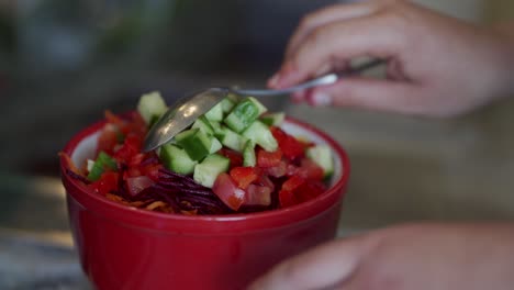 Toques-Finales-De-Ensaladera-En-Cámara-Lenta