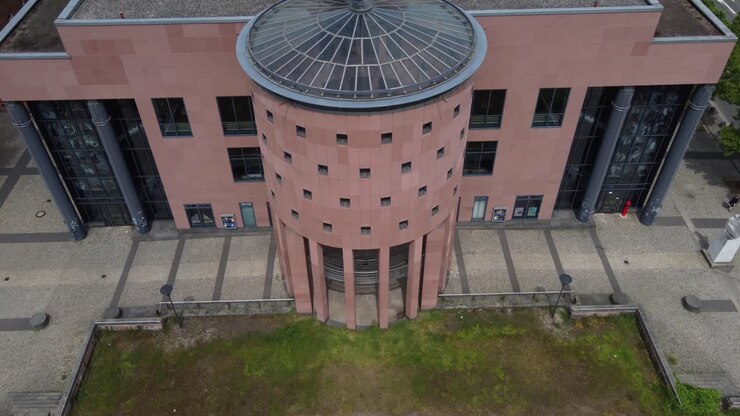 Facciata dell'edificio Pfalztheater a Kaiserslautern, Germania. Vista aerea
