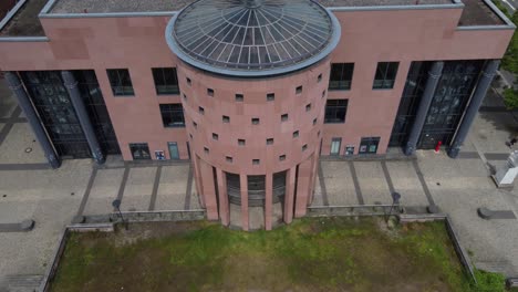 Fachada-Del-Edificio-Pfalztheater-En-Kaiserslautern,-Alemania.-Aéreo