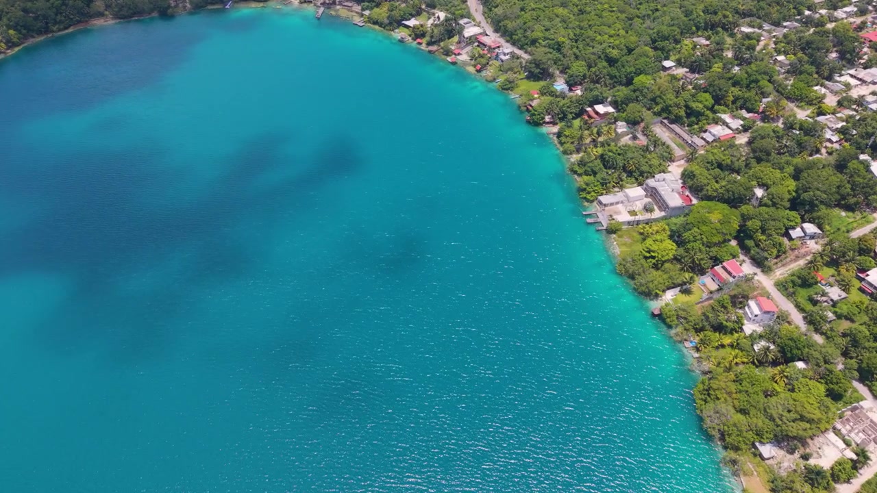Prospettiva drone della tranquilla Laguna Xul-Ha vicino a Bacalar, Messico.
