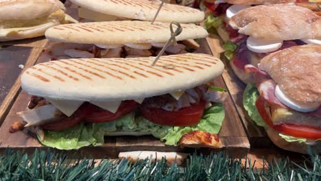 paninis a la parrilla y sándwiches de ciabatta con ingredientes frescos