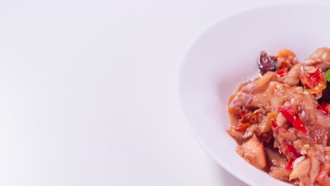 ensalada de santol dulce y picante casera en un plato blanco puesto sobre una mesa