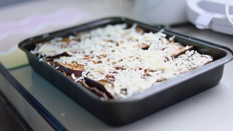 hornear berenjenas con aderezos de queso - de cerca