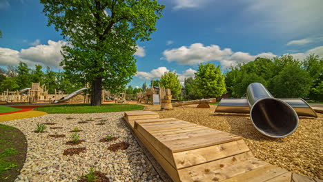 Hindernisparcours-Auf-Dem-Kinderspielplatz-In-Einem-öffentlichen-Park