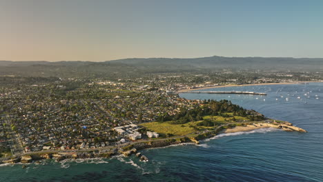 santa cruz california antena v4 vista idílica de la puesta de sol, cinemático drone sobrevuelo faro campo playa estatal capturando encantadora ciudad costera - filmada con mavic 3 cine - mayo de 2022