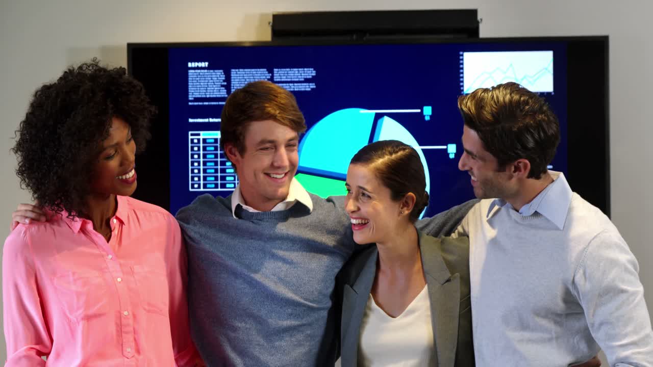 retrato de hombres de negocios de pie con los brazos alrededor