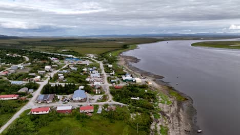 Antena-Muy-Por-Encima-De-Koyuk-Alaska-Con-Entrada-De-Koyuk-En-Segundo-Plano