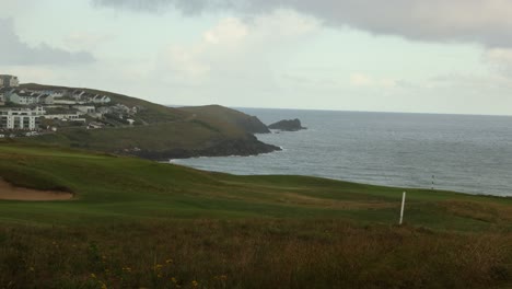 Statische-Zeitrafferaufnahme-Von-Wellen,-Die-Gegen-Die-Felsen-In-Newquay,-Cornwall,-Schlagen