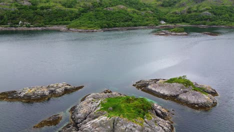 Volando-Sobre-Un-Lago-Tranquilo-E-Islas-Rocosas-En-Escocia