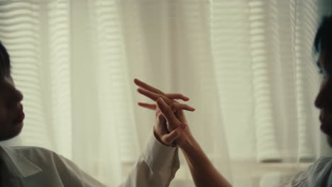 손을 잡고