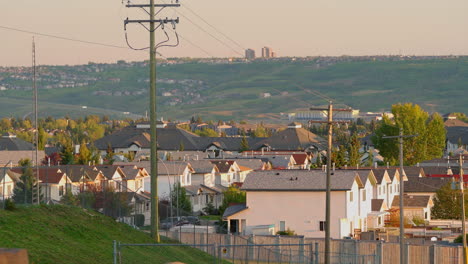 Landschaft-Einer-Vorstadt,-Die-Während-Der-Goldenen-Stunde-Mit-Warmen-Tönen-Auf-Einem-Langen-Objektiv-Aufgenommen-Wurde