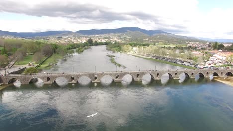 vista aérea ciudad de ponte de lima, río lima, iglesia y puente romano en portugal