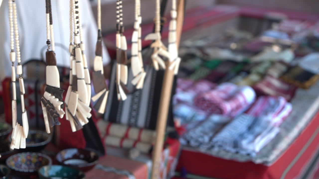 tienda de souvenirs en mercado abierto en el sitio arqueológico de petra, jordania, detalle de cierre