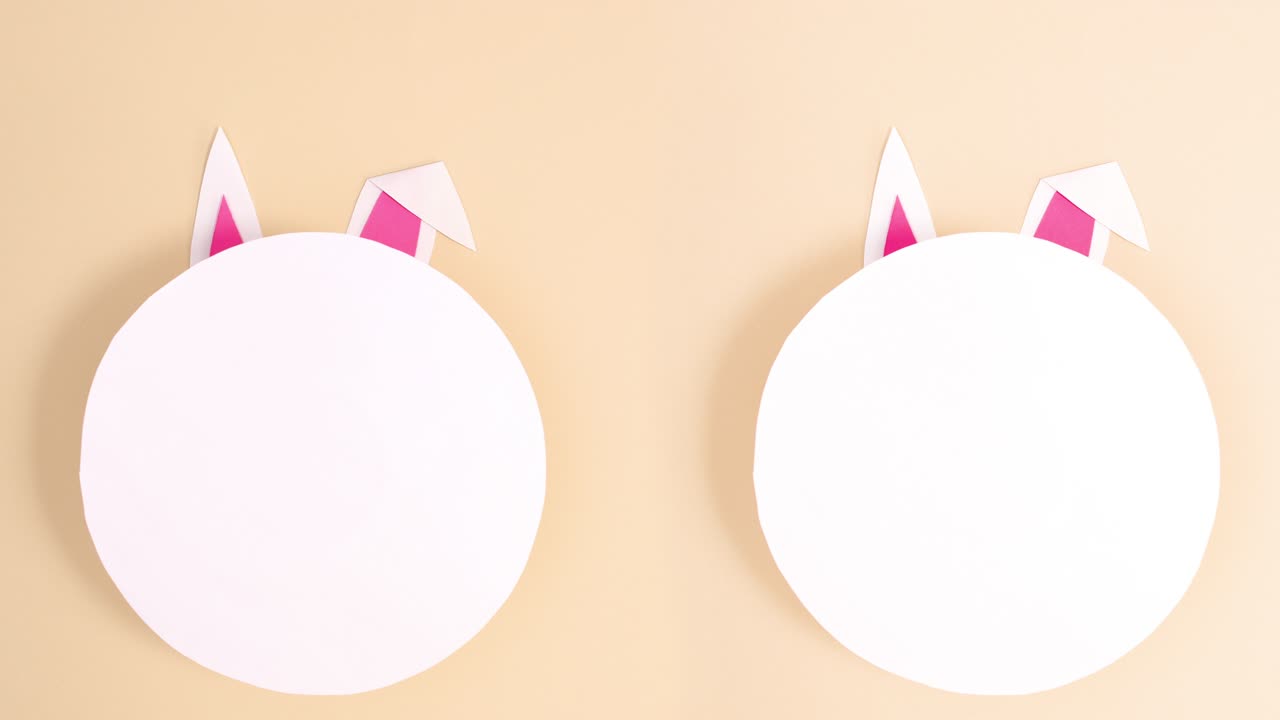 귀와 복사 공간을 가진 두 명의 창의적인 부활절 토끼.