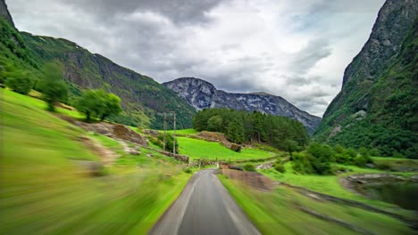 Un-Viaje-Por-La-Estrecha-Carretera-A-Lo-Largo-Del-Fiordo-Naeroy-De-Gudvangen-A-Bakka