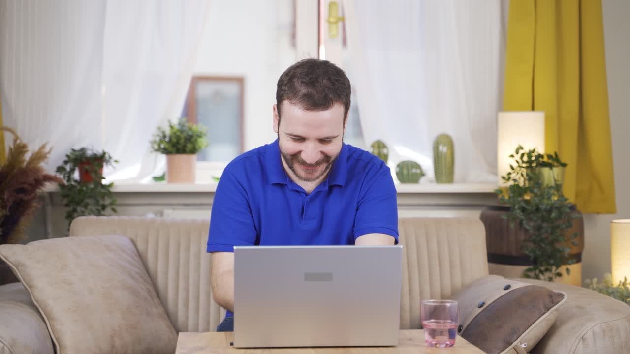 el hombre exitoso es feliz.