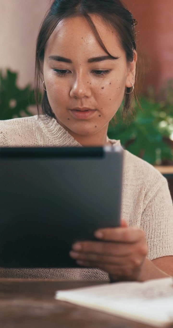 Ung Kvinde der Bruger en Digital Tablet i Hyggelige Indendørs Omgivelser