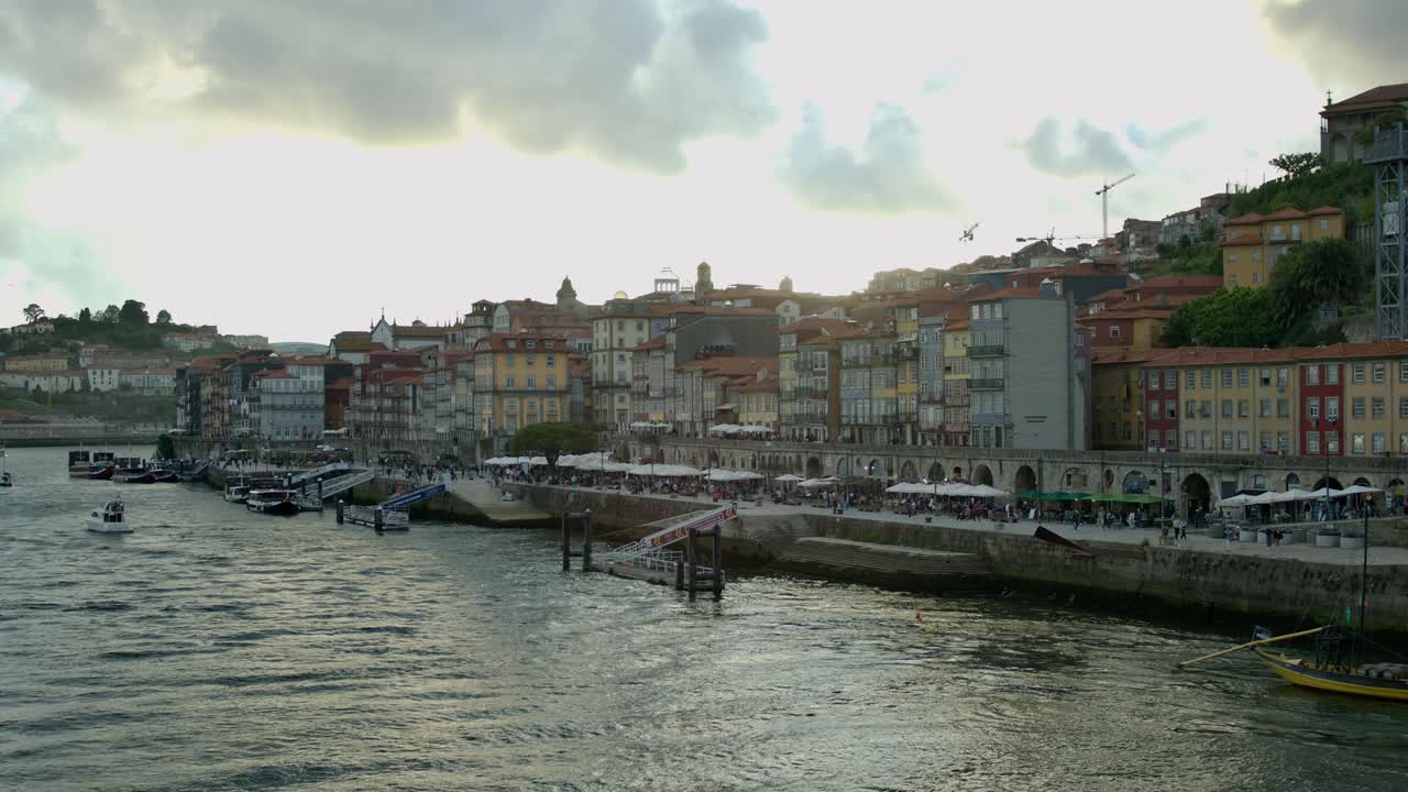 포르투갈 포르투에 있는 강변에 있는 레스토랑