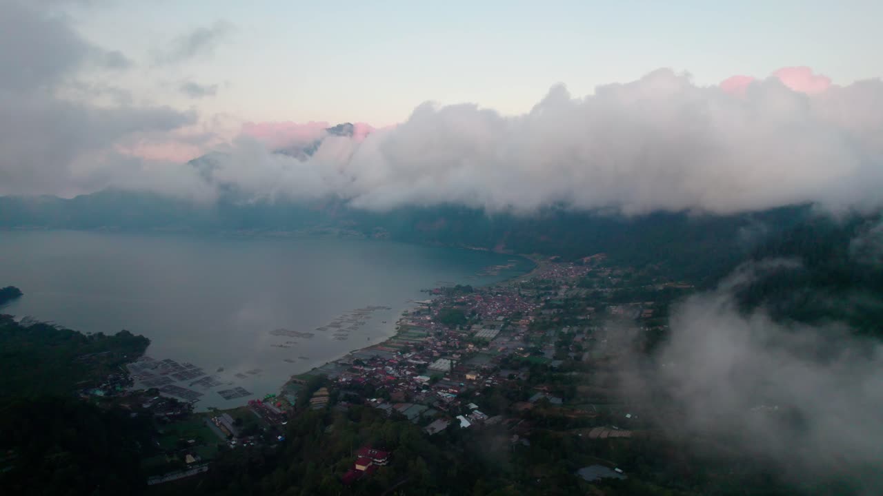 revelación aérea de la ciudad costera en el lago danau batur, kintamani, bali, indonesia