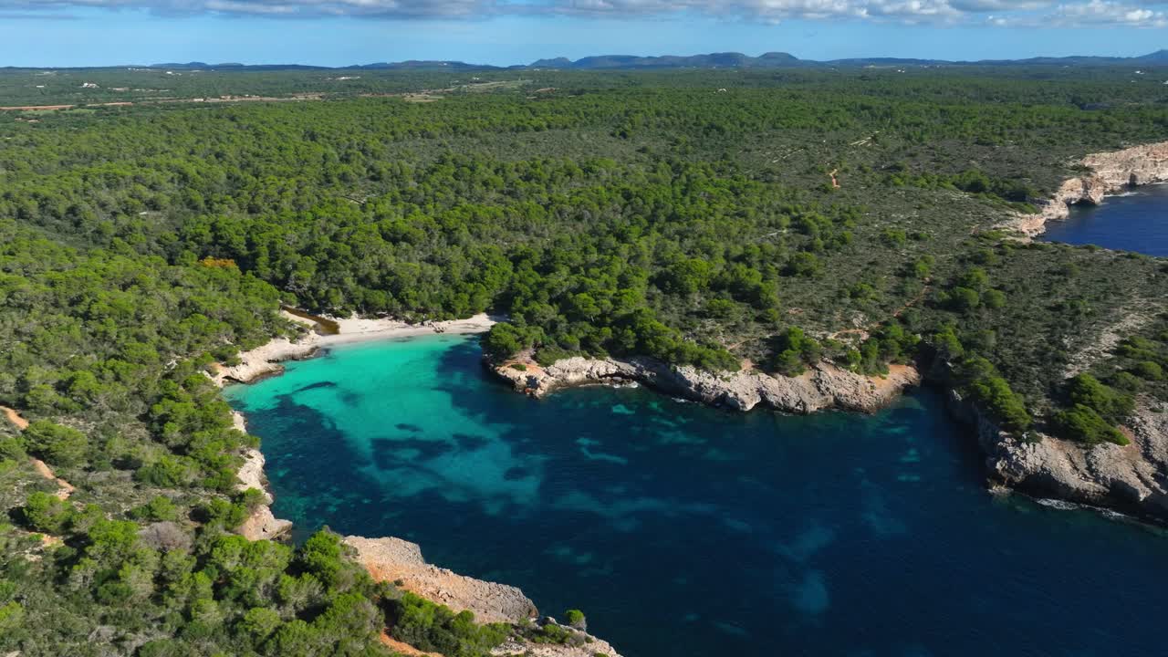 Luftfoto af Es Talaier uspolerede strand med klart blåt vand på Menorca, Spanien