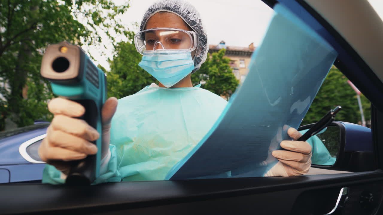 detección de temperatura de covid-19 en un sitio de pruebas de conducción