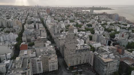 Luftaufnahme-Von-Montevideo,-Der-Hauptstadt-Von-Uruguay,-Dem-Historischen-Zentrum-Der-Innenstadt,-Drohne-Bei-Sonnenuntergang