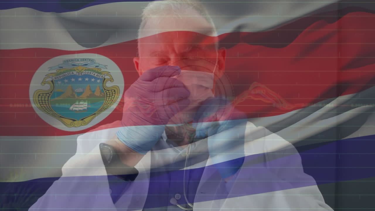 코스타리카 국기를 흔드는 애니메이션 백인 남성 수석 의사가 병원에서 얼굴 마스크를 착용하고 있습니다.