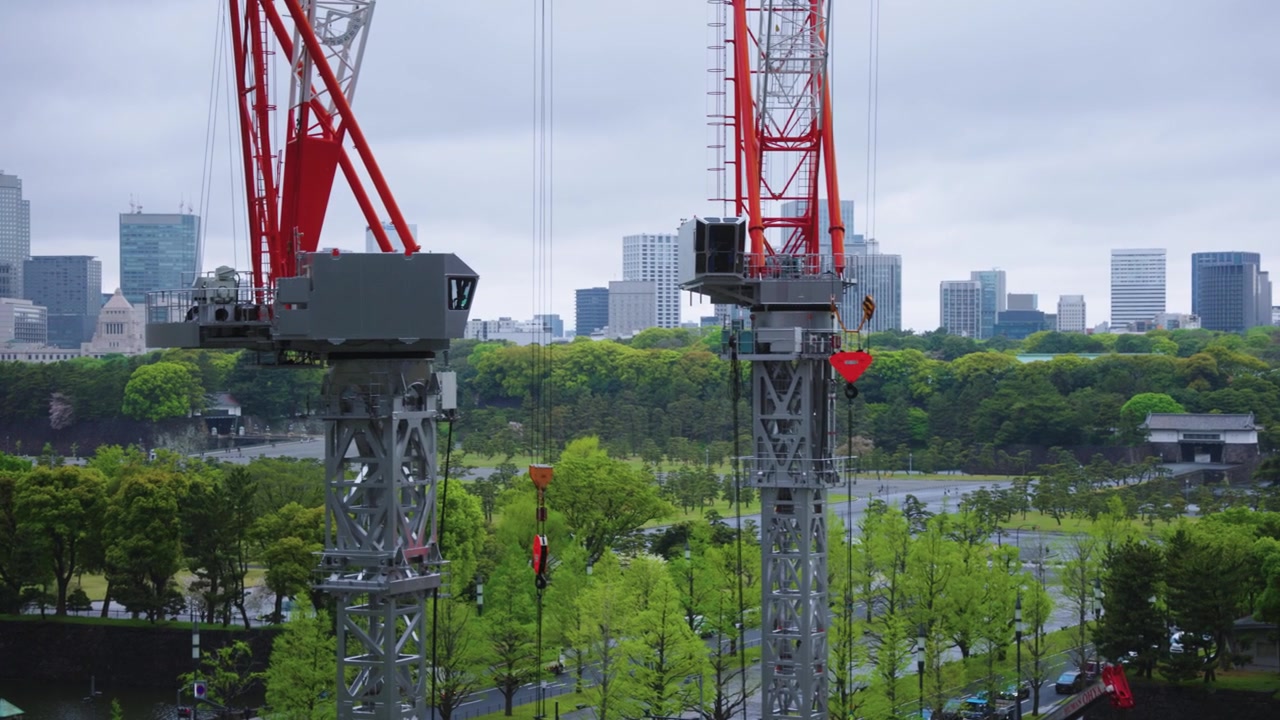Tokyo üzerinde inşaat vinçleri, Japonya'nın arka planında şehir silüeti