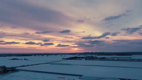 Puesta-De-Sol-De-Nieve-Inclinada-Hacia-Abajo-Sobre-Campos-Cubiertos-De-Nieve