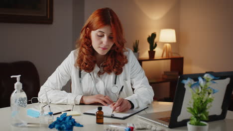 mujer médico en el trabajo en la clínica