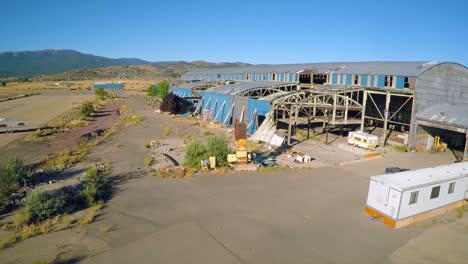 An-vista-aérea-shot-over-an-abandoned-factory-mill-in-Northern-California