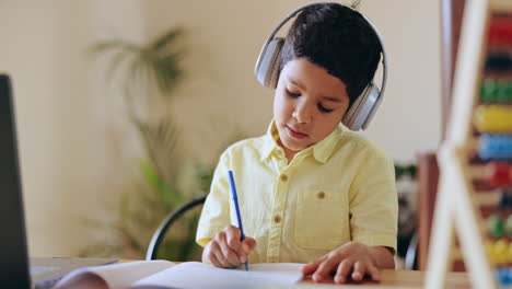 Niño,-Computadora-Portátil-Y-Auriculares-En-La-Educación-En-El-Hogar