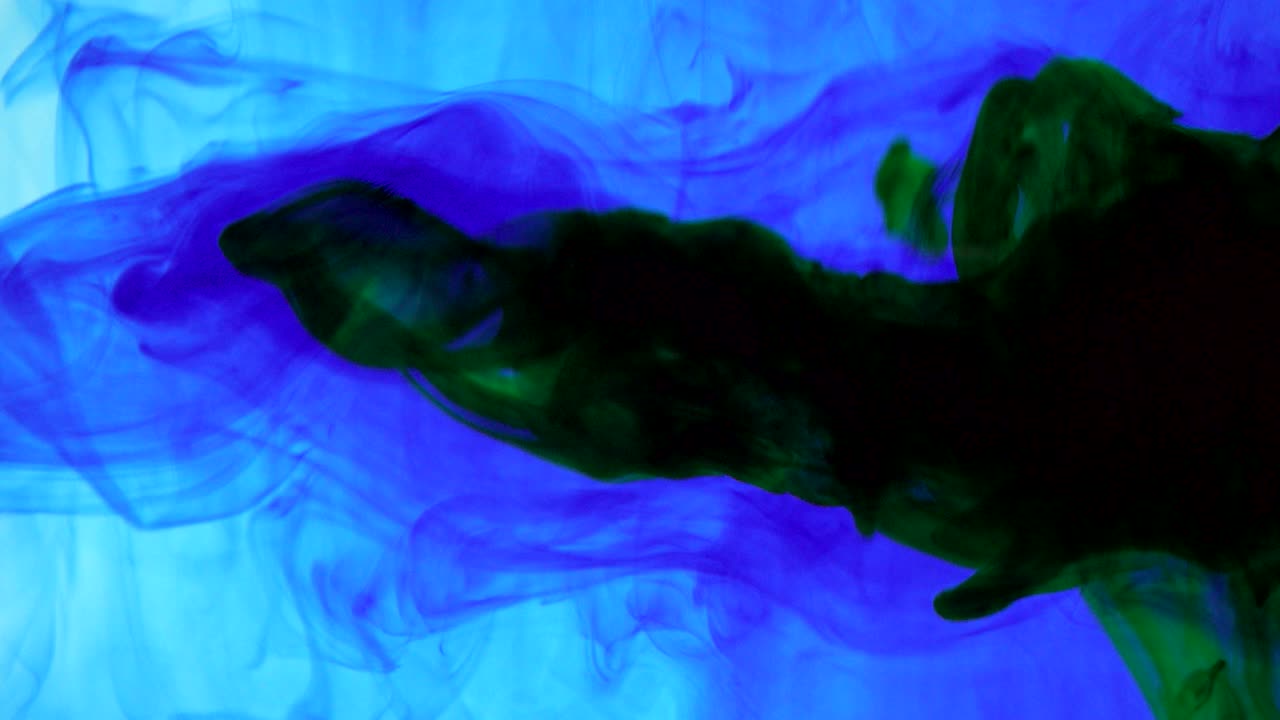 Liquido verde sperimentale che vortica a forma di vortice all'interno di nuvole blu
