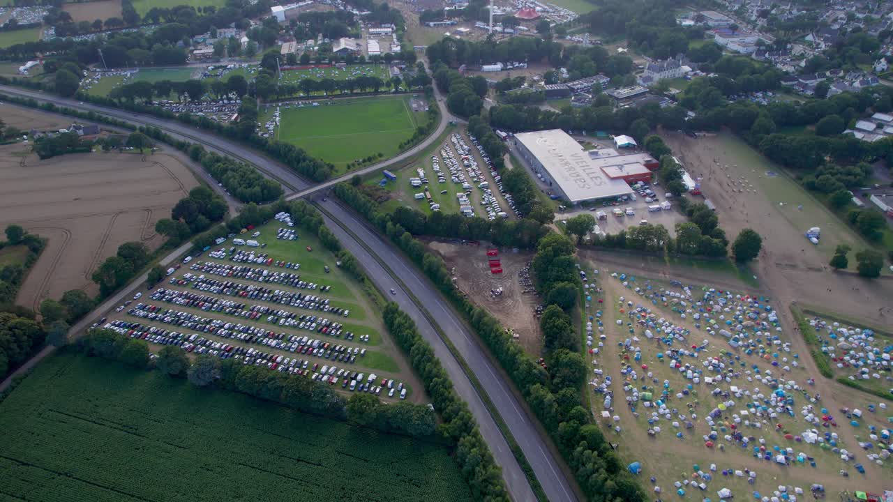 프랑스의 vieilles charrues 야외 축제에서 사람들의 군중