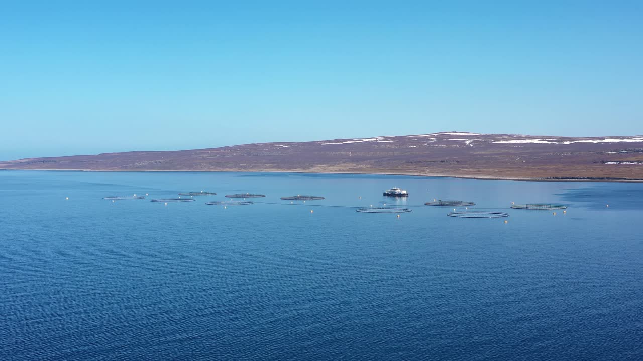 воздушные кадры рыболовства лосося на ферме в норвегии