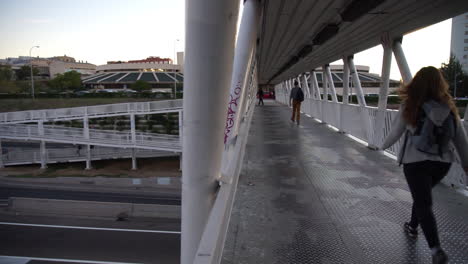 Video-De-Gente-Yendo-A-Trabajar-Temprano-En-La-Mañana